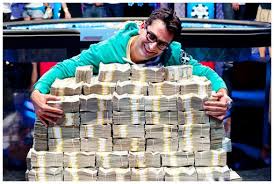 Кто обладатель самого большого выигрыша в покере?