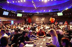 Чем турниры по покеру отличаются от игр на кэш?