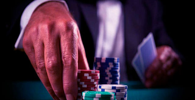 Стол, фишки, карты, рука