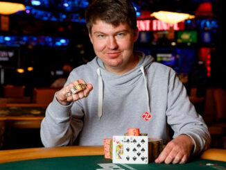 Денис Стребков с золотым браслетом WSOP