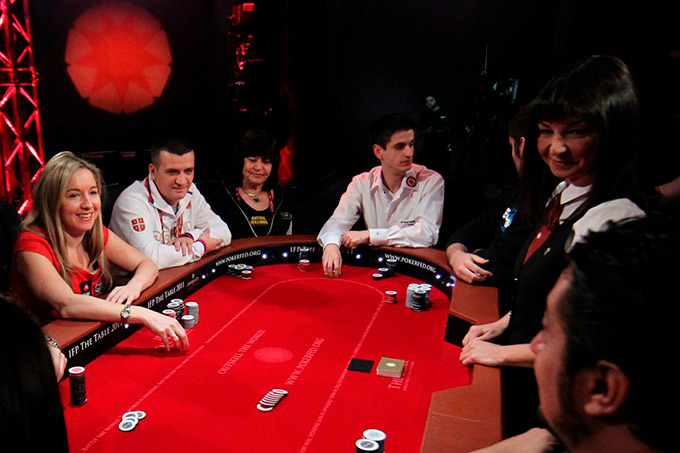 Стол, люди, карты, фишки, декорации