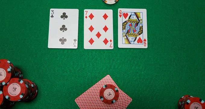 Карты, фишки, стол