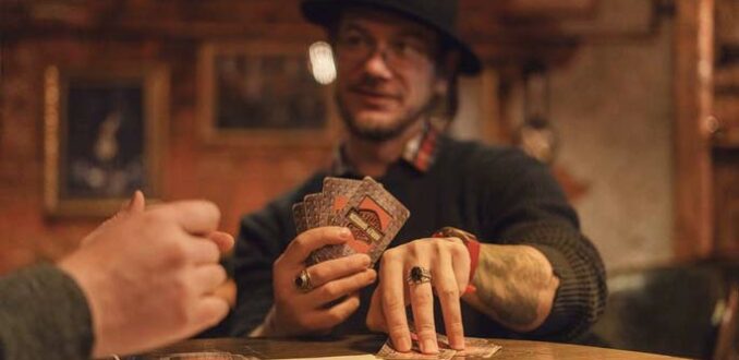 Мужчина, колода, стол, бумага, интерьер